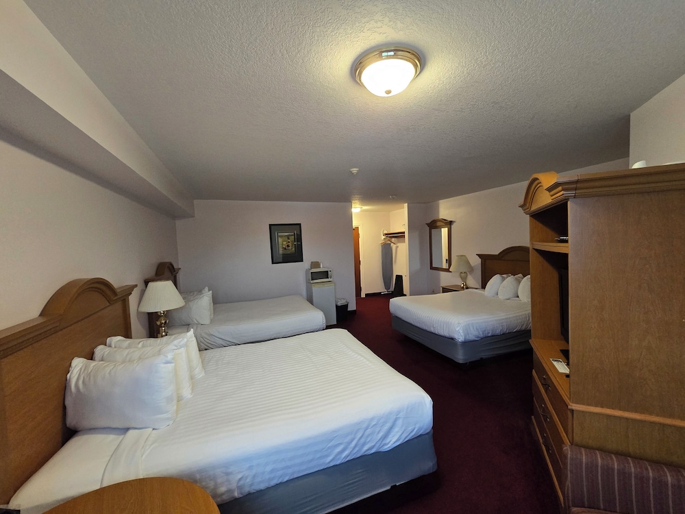 Room, 3 Queen Beds, North Wing