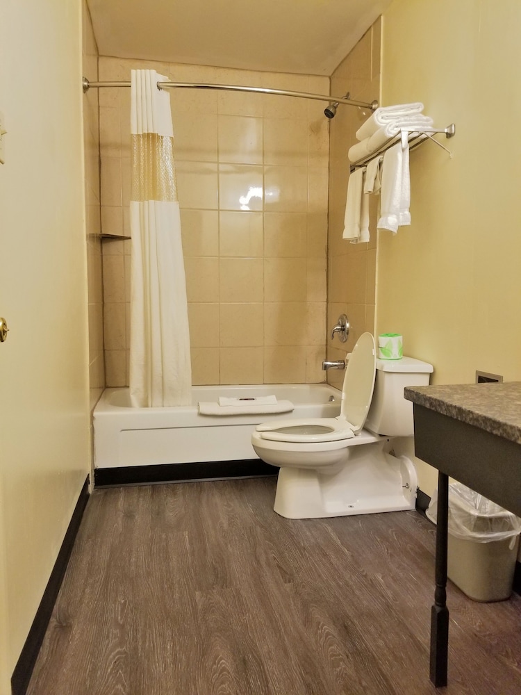 Great Lakes Inn and Suites 23/45