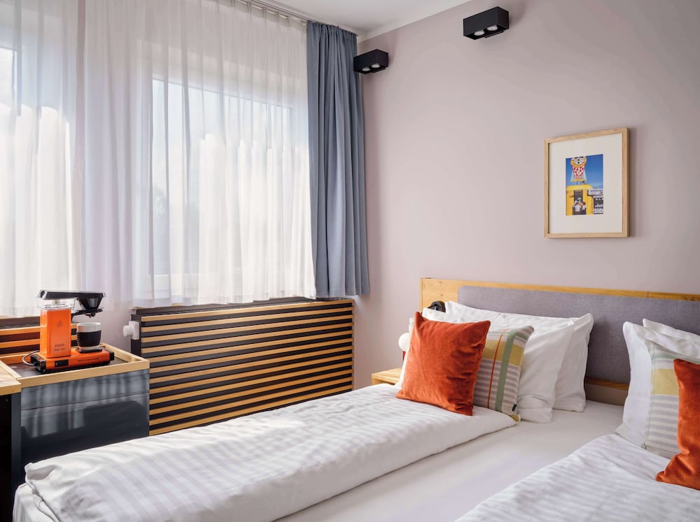 PLUS, COMFORT, KING BED