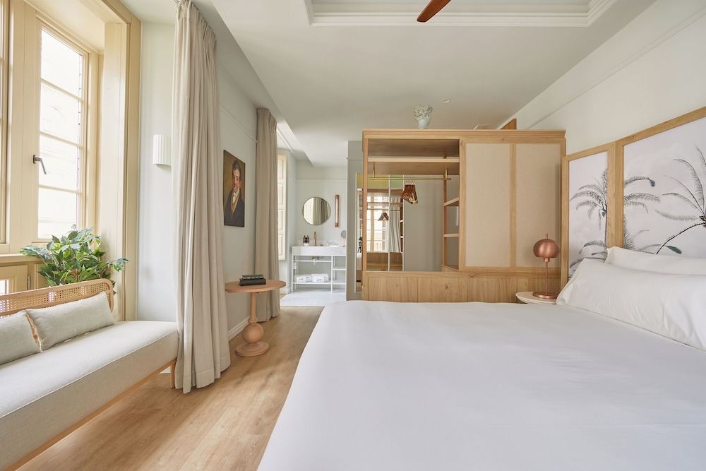 DELUXE, DOUBLE BED