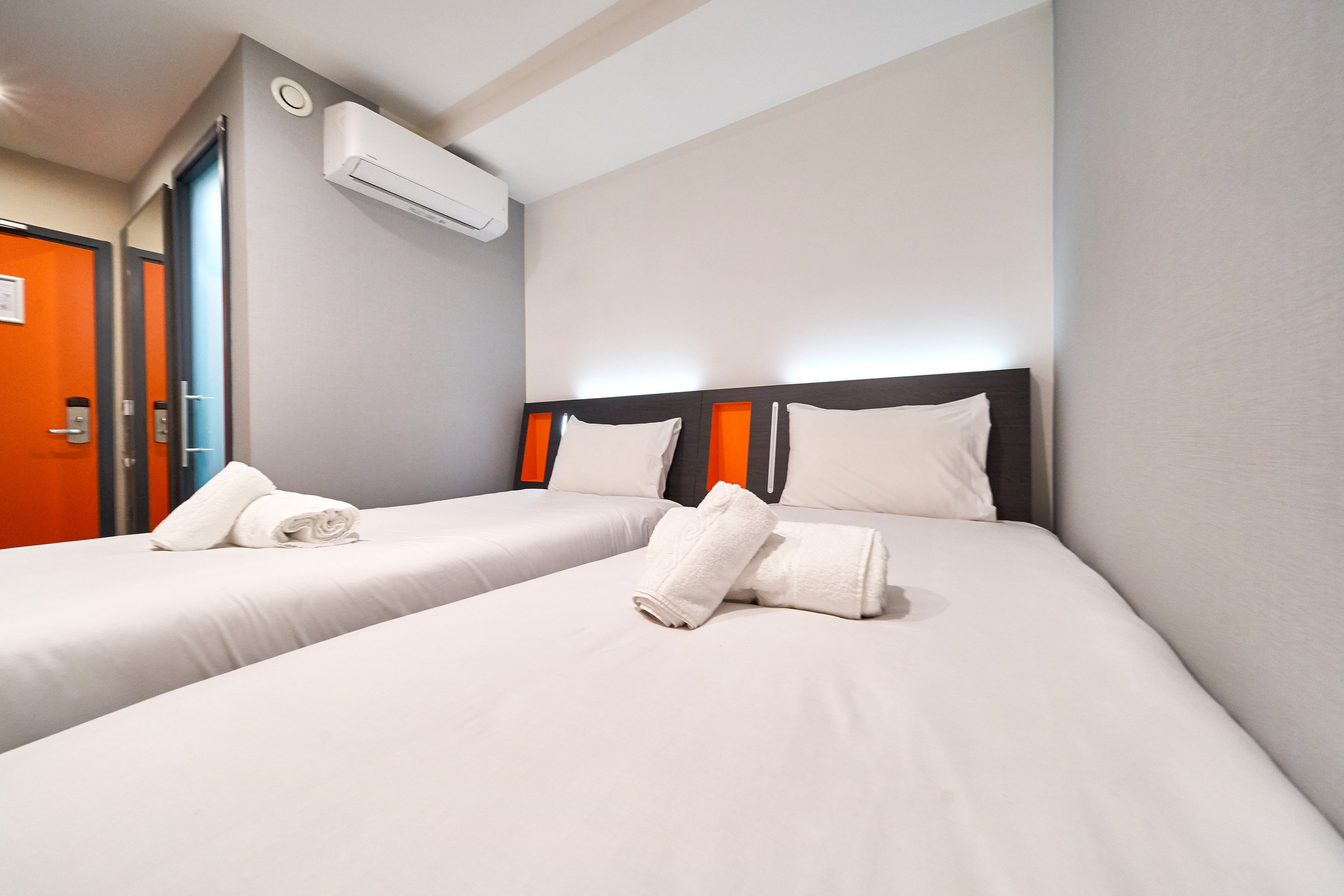 ROOM, TWIN BEDS, NO WINDOW