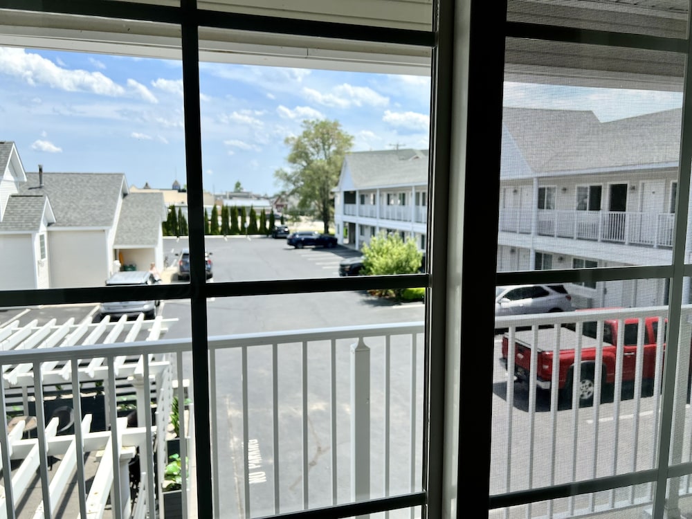 Court Plaza Inn & Suites 62/64