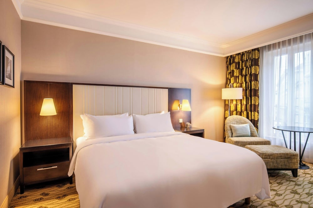 Club, Queen Bed