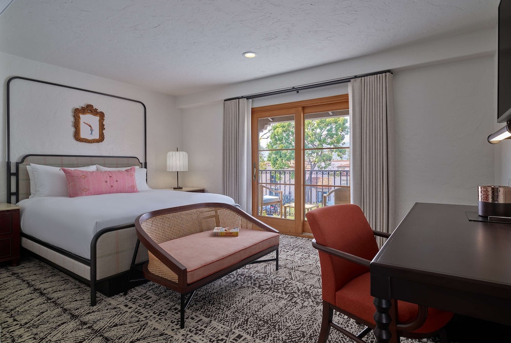 ROOM, KING BED, BALCONY