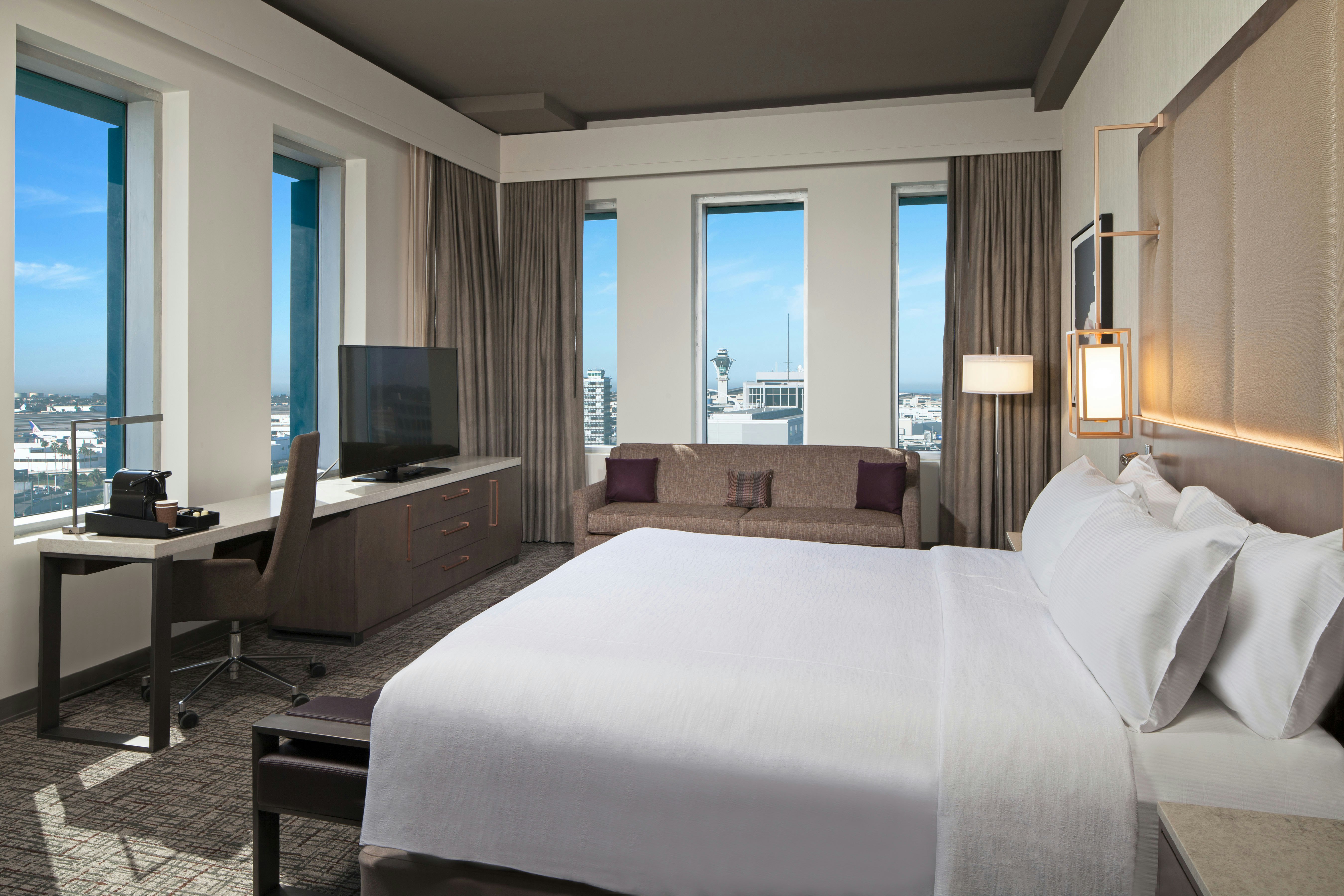 Superior, King Bed, Airport View