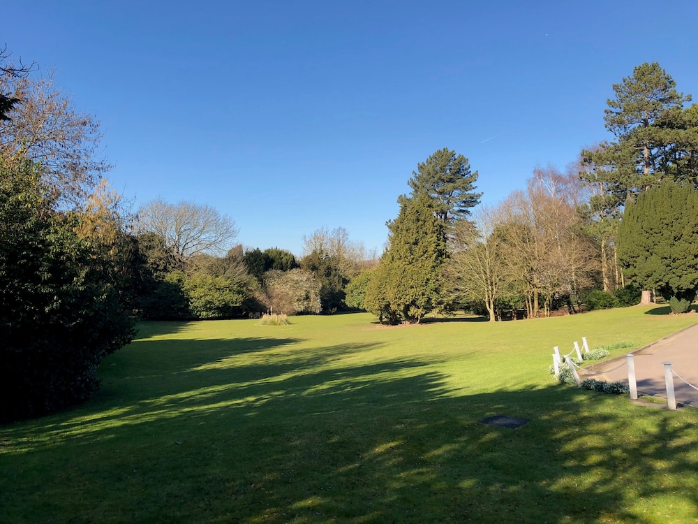 Brandshatch Place Hotel and Spa 44/48