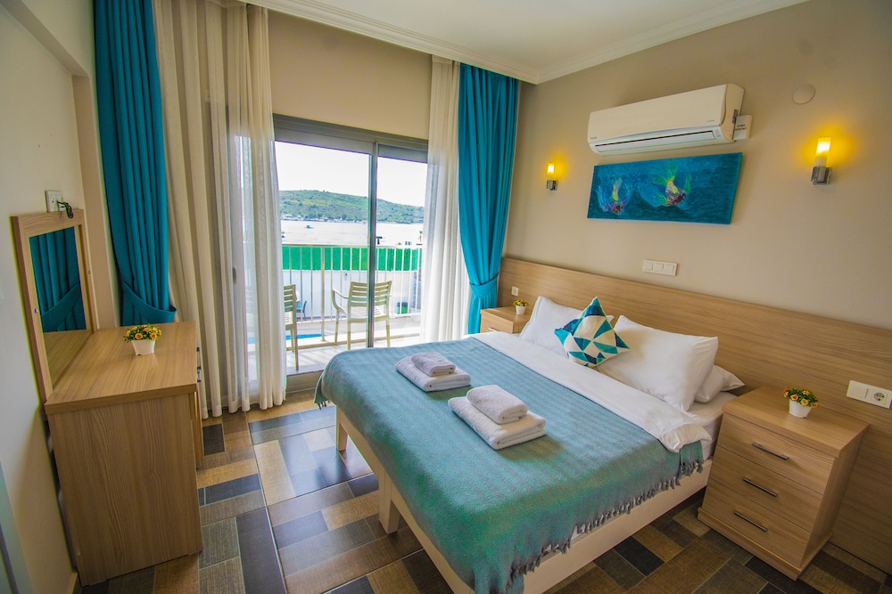 غرفة بسرير مزدوج بإطلالة على البحر مع أريكة، M Suite Hotel 8/10