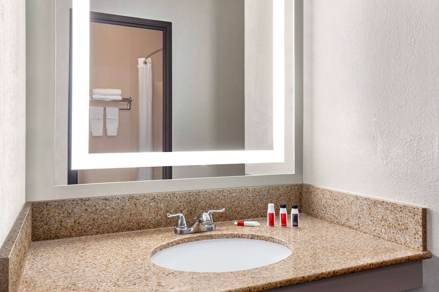 Days Inn by Wyndham Kansas City International Airport 25/29