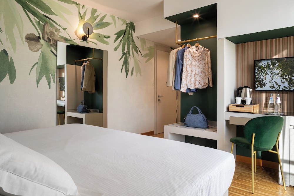 DELUXE, PARK VIEW, BALCONY