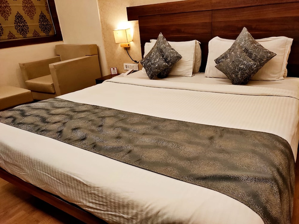 SAPNA CLARKS INN 18/47
