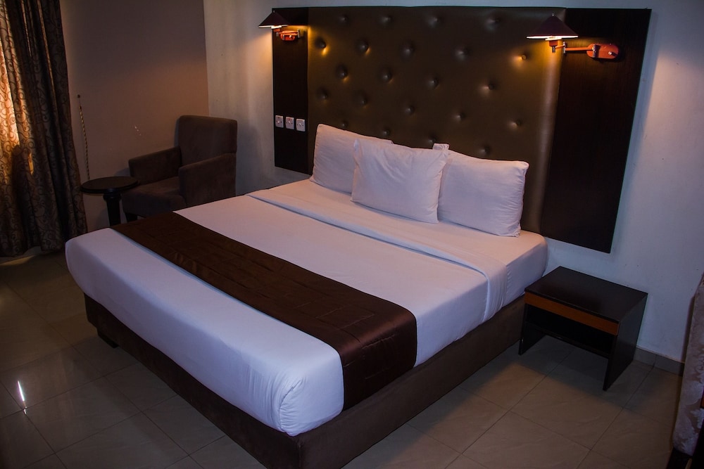 EXECUTIVE, SUITE