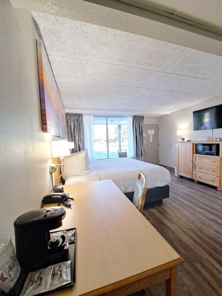 Days Inn & Suites By Wyndham Jekyll Island 28/58