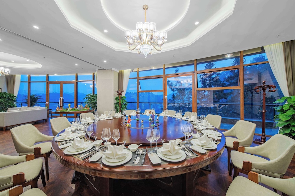 Howard Johnson Lake Serenity Hotel Neijiang 21/46