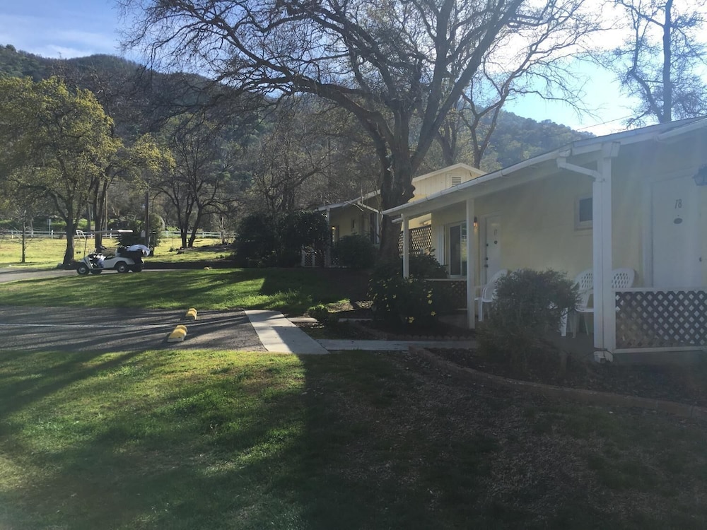 Lazy J Ranch-Americas Best Value Inn 47/52