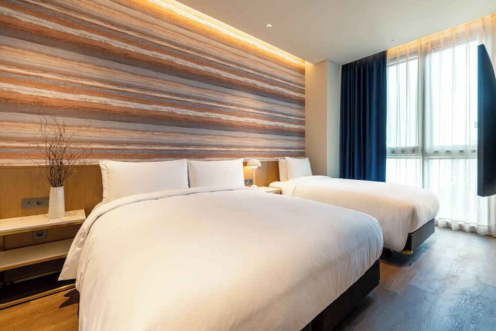 2 Bedrooms, Royal, Suite, 1 King and 1 Single Beds, 1 Queen and 1 Single Bed
