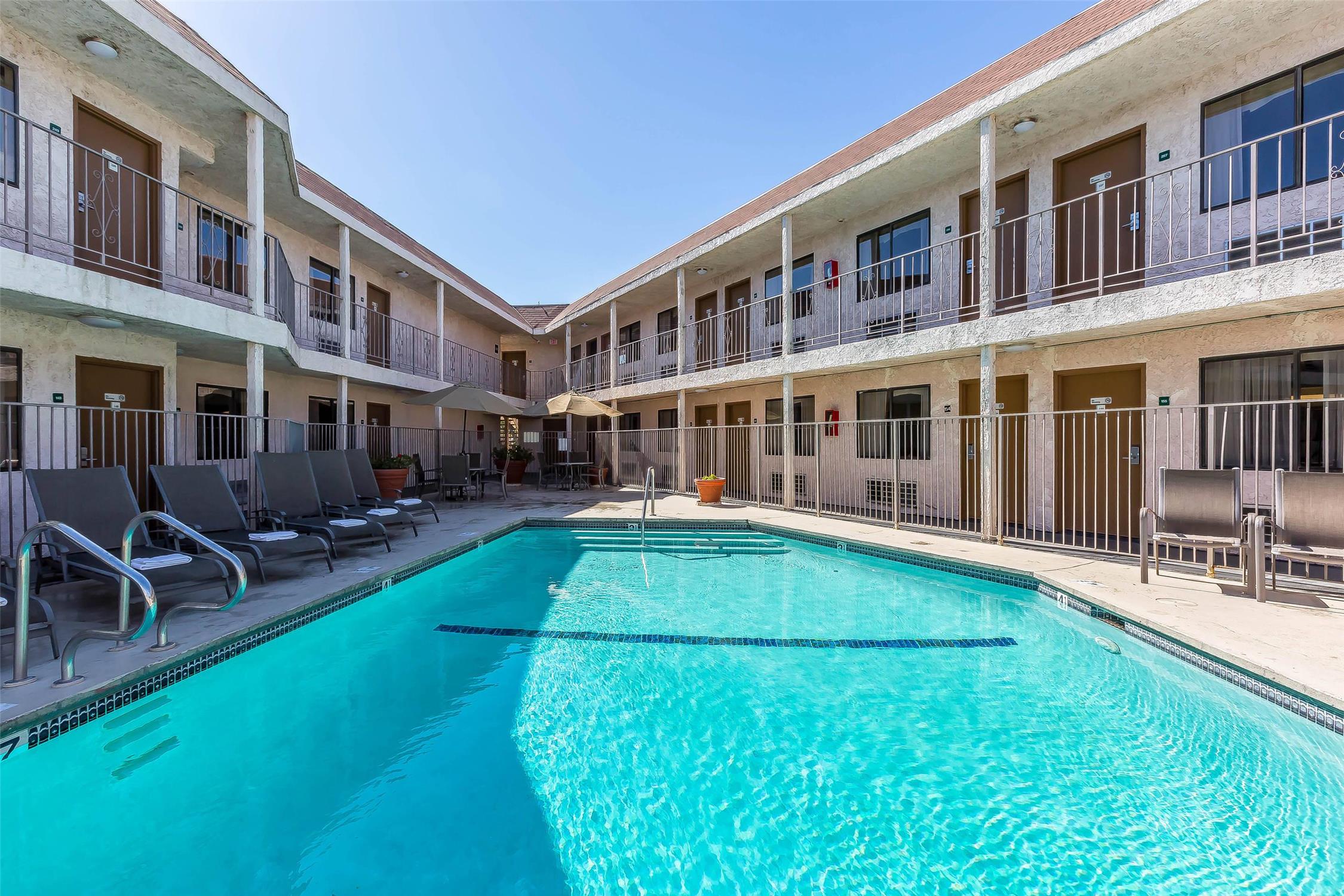 Rodeway Inn Magic Mountain Area 16/17