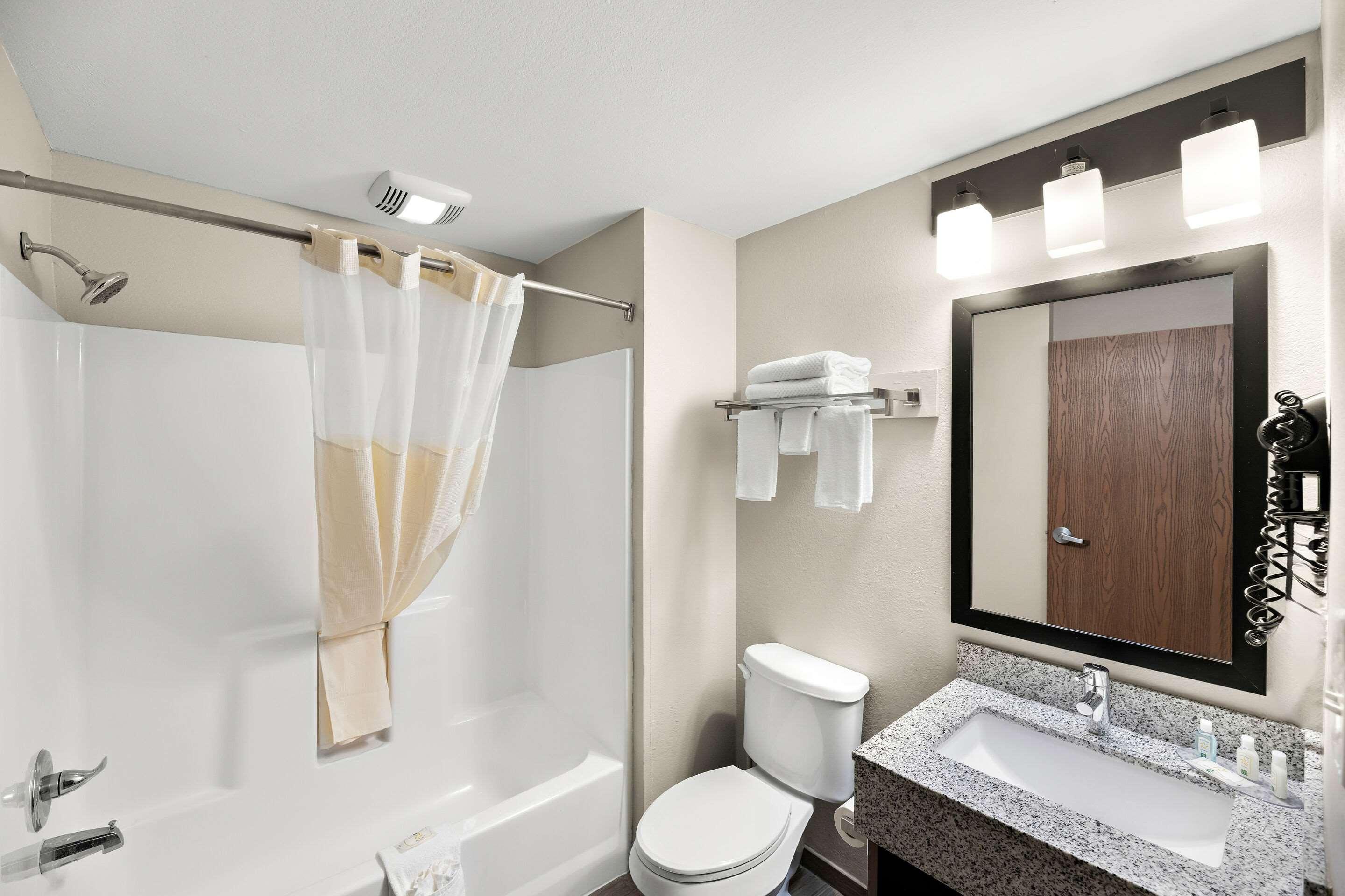 غرفة بسرير كينج، Quality Inn & Suites Big Spring 6/7