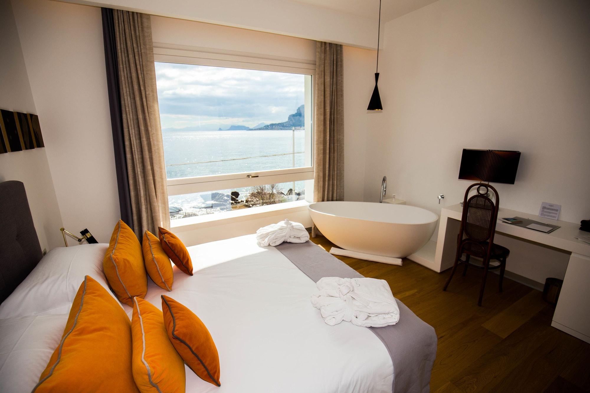 DELUXE, SEA VIEW