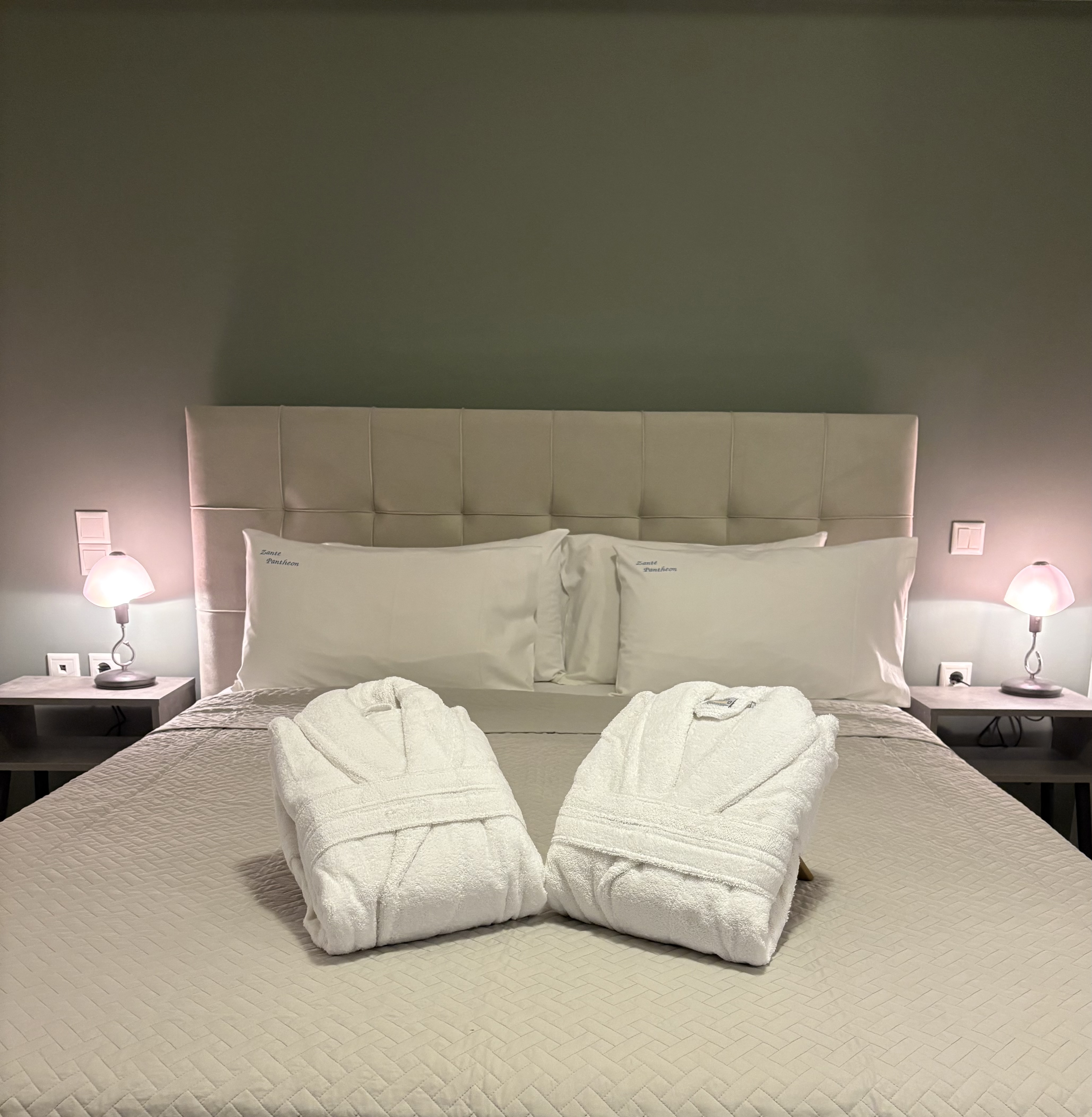 Deluxe, Suite, Outdoor Jetted Tub، Zante Pantheon Hotel 2/4