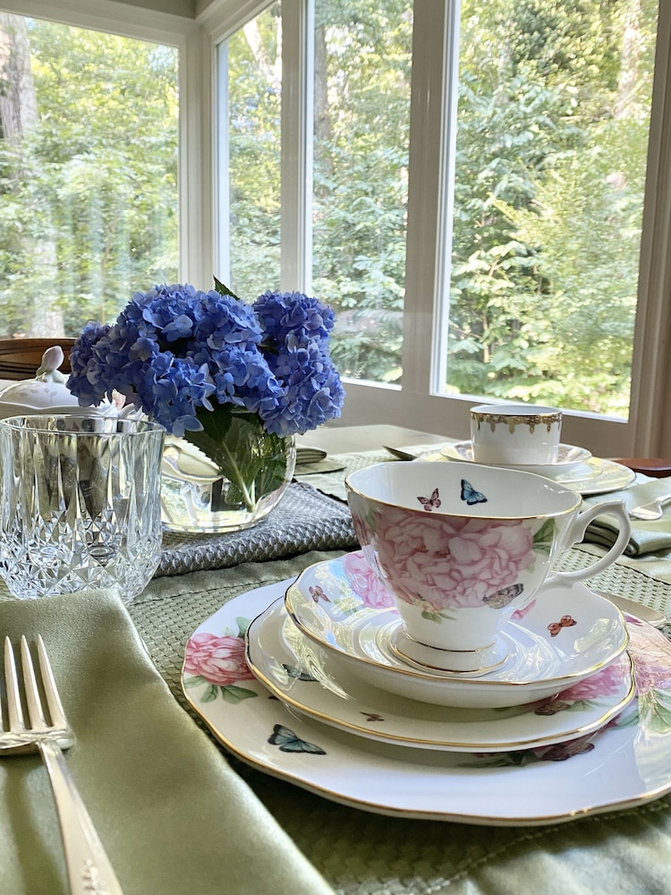 Colonial Gardens Bed & Breakfast 35/43