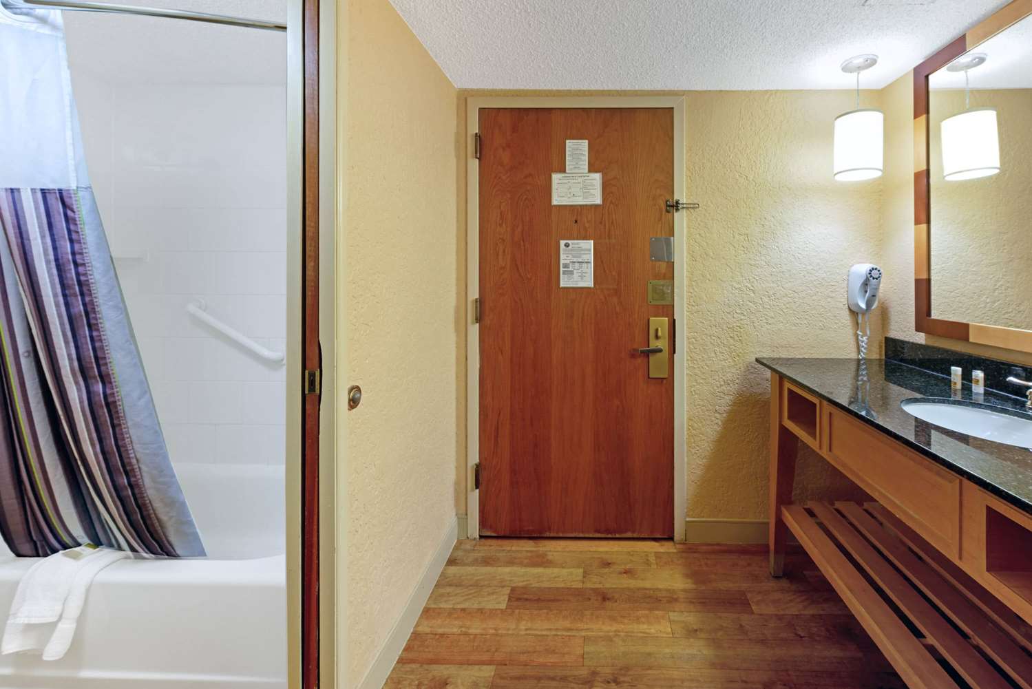 La Quinta Inn & Suites by Wyndham Coral Springs South 29/30