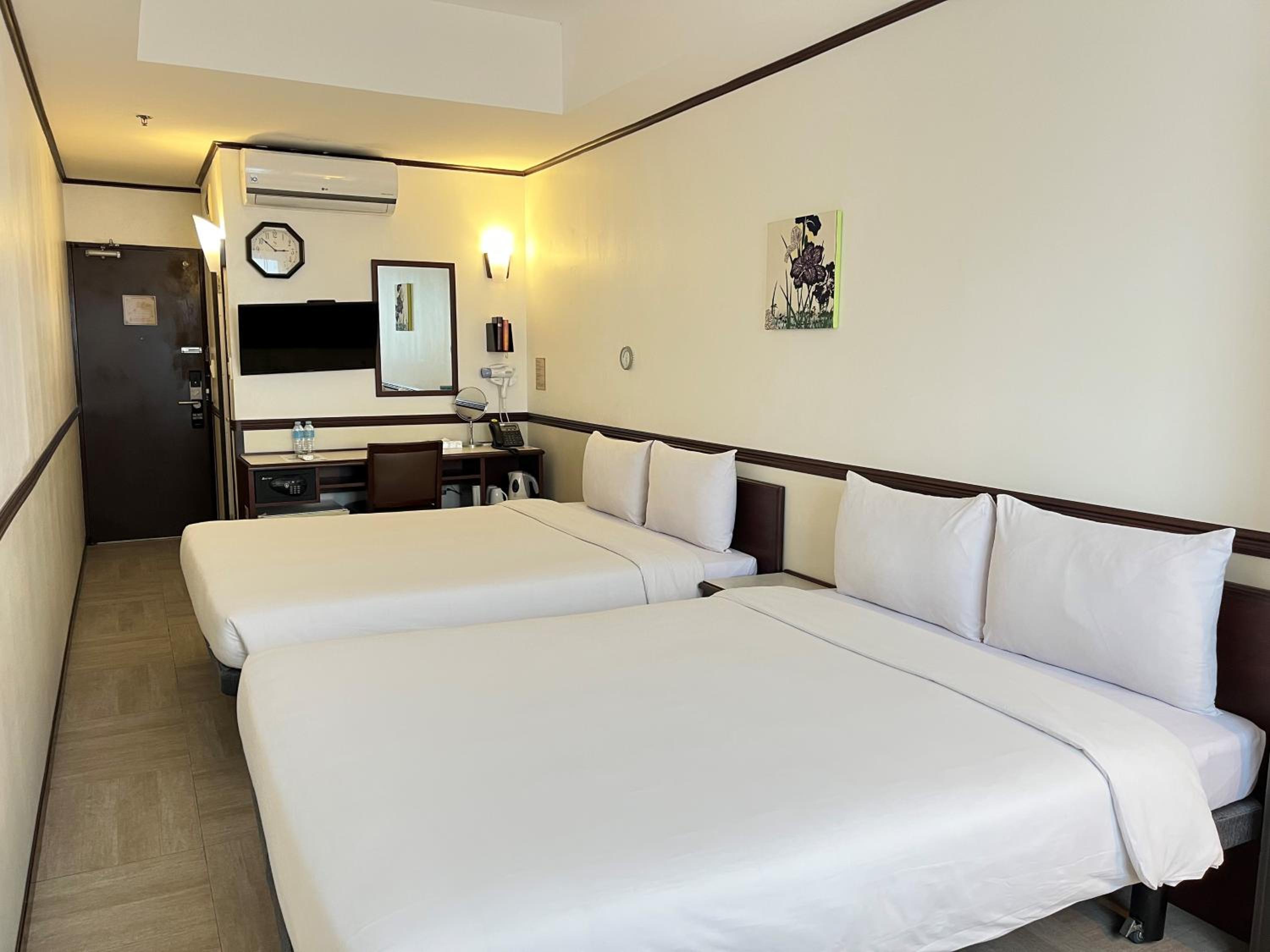 Superior, Twin Beds, Smoking