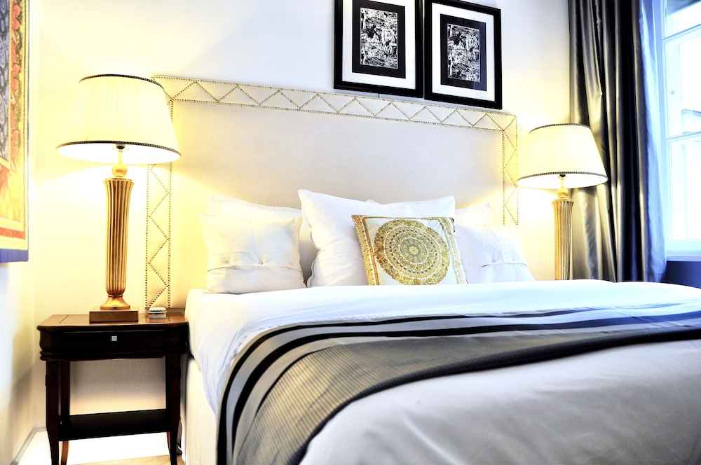 1 BEDROOM, LUXURY, SUITE, SQUARE VIEW