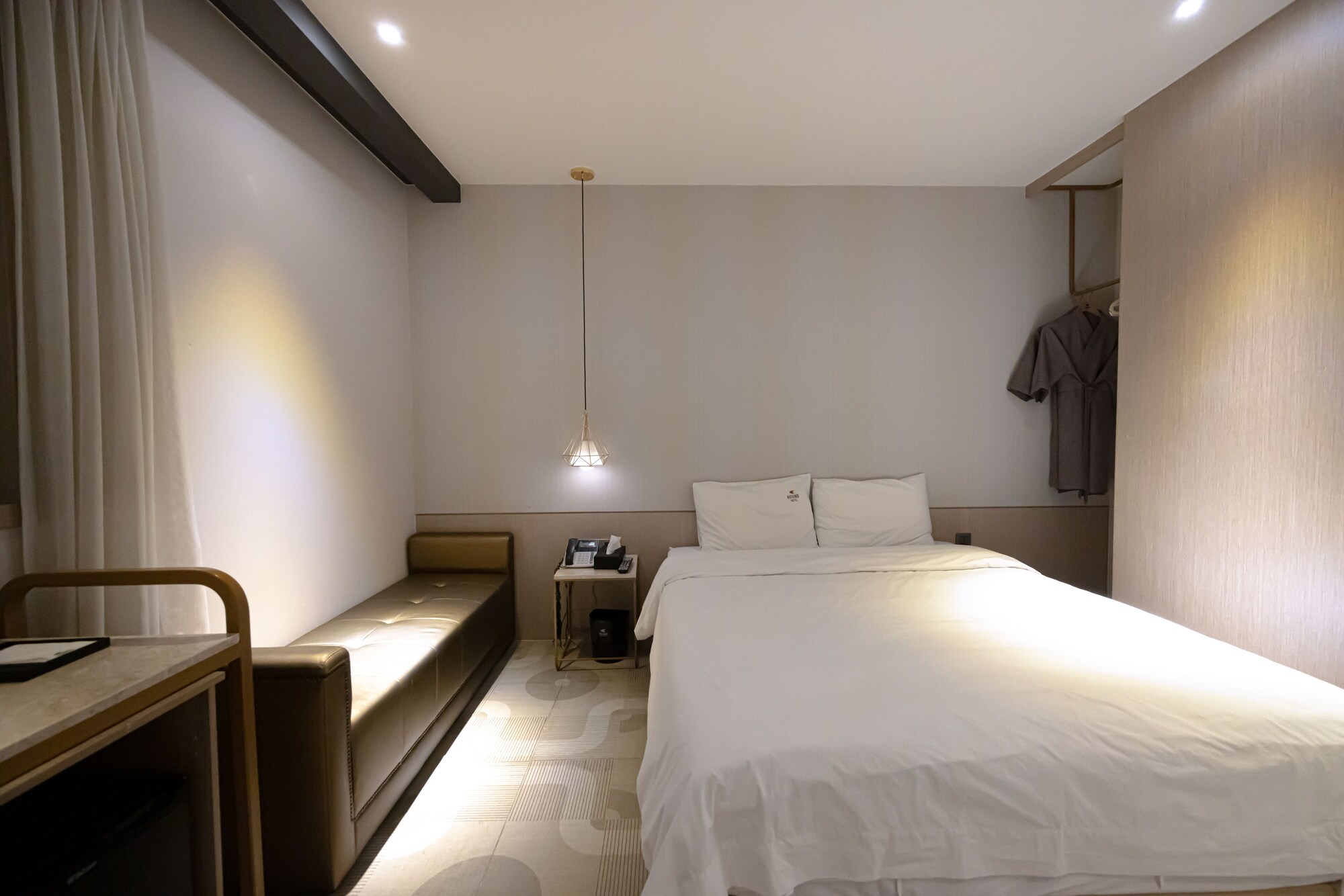 DELUXE, DOUBLE BED