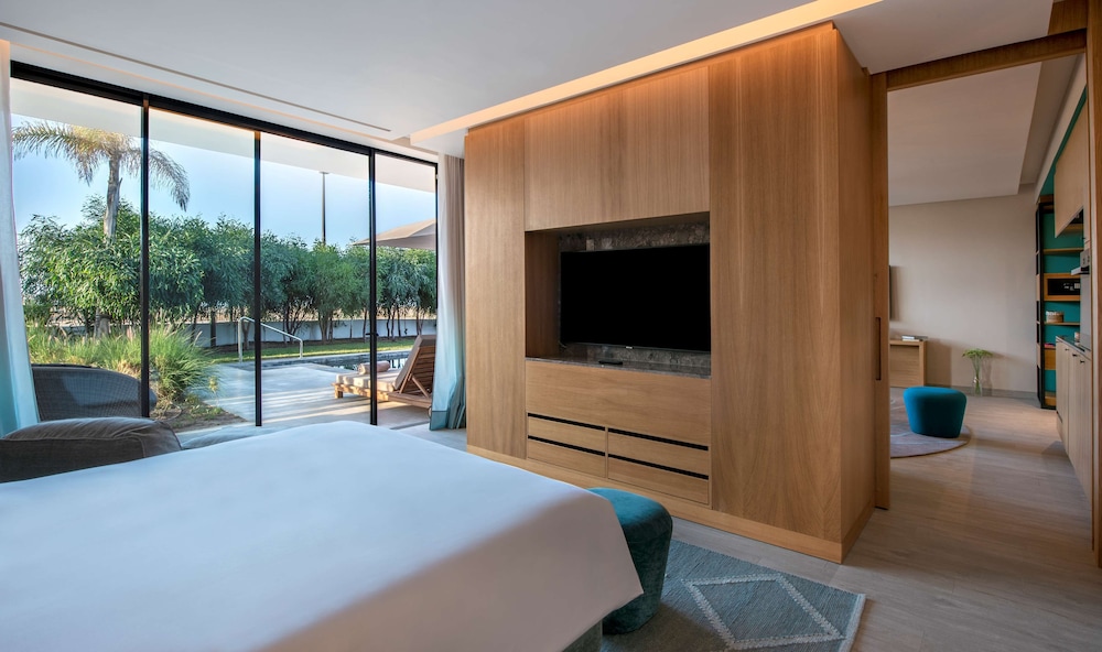 Executive, Suite, King Bed, Pool Access
