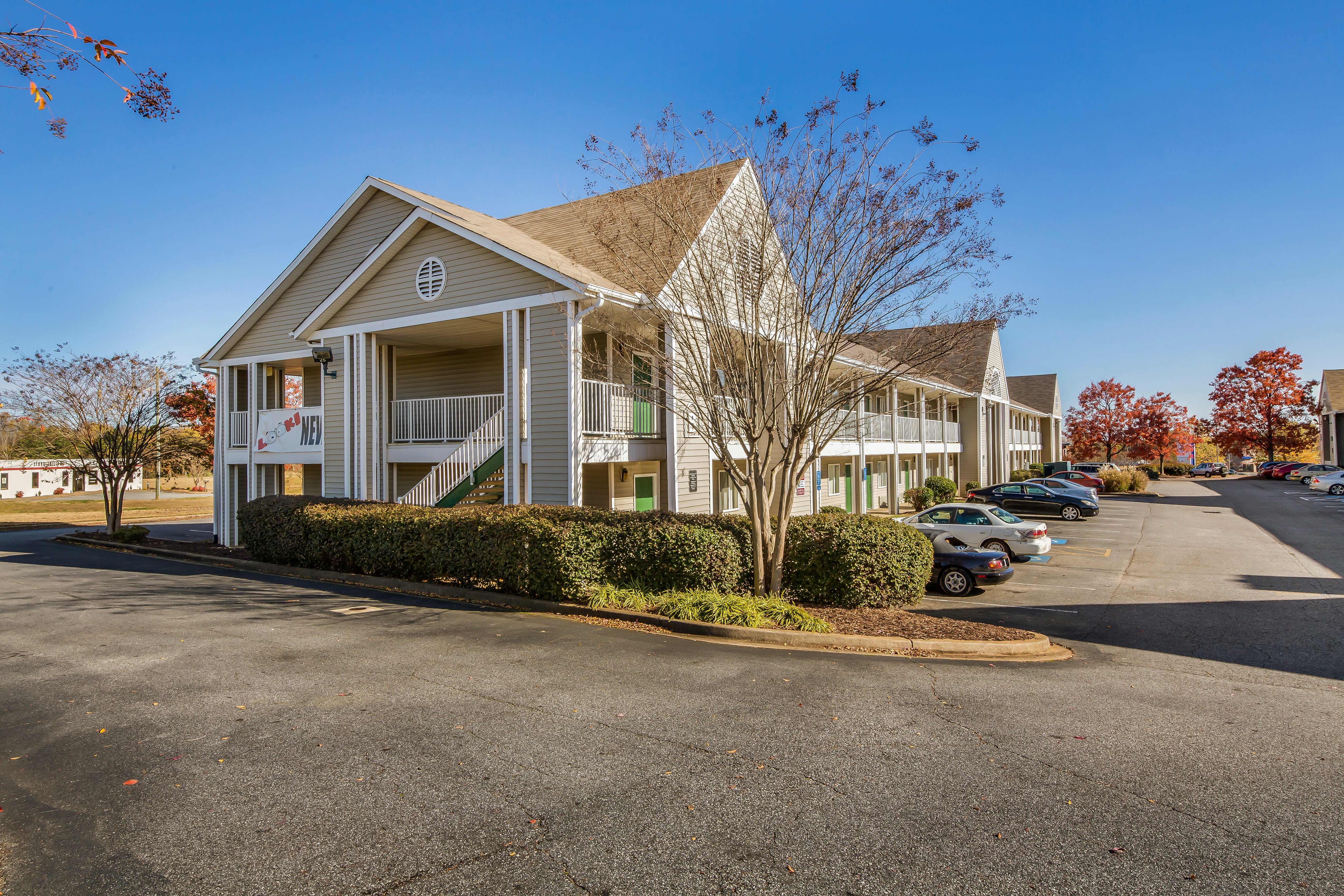 HomeTowne Studios by Red Roof Spartanburg - Asheville Highway 35/37