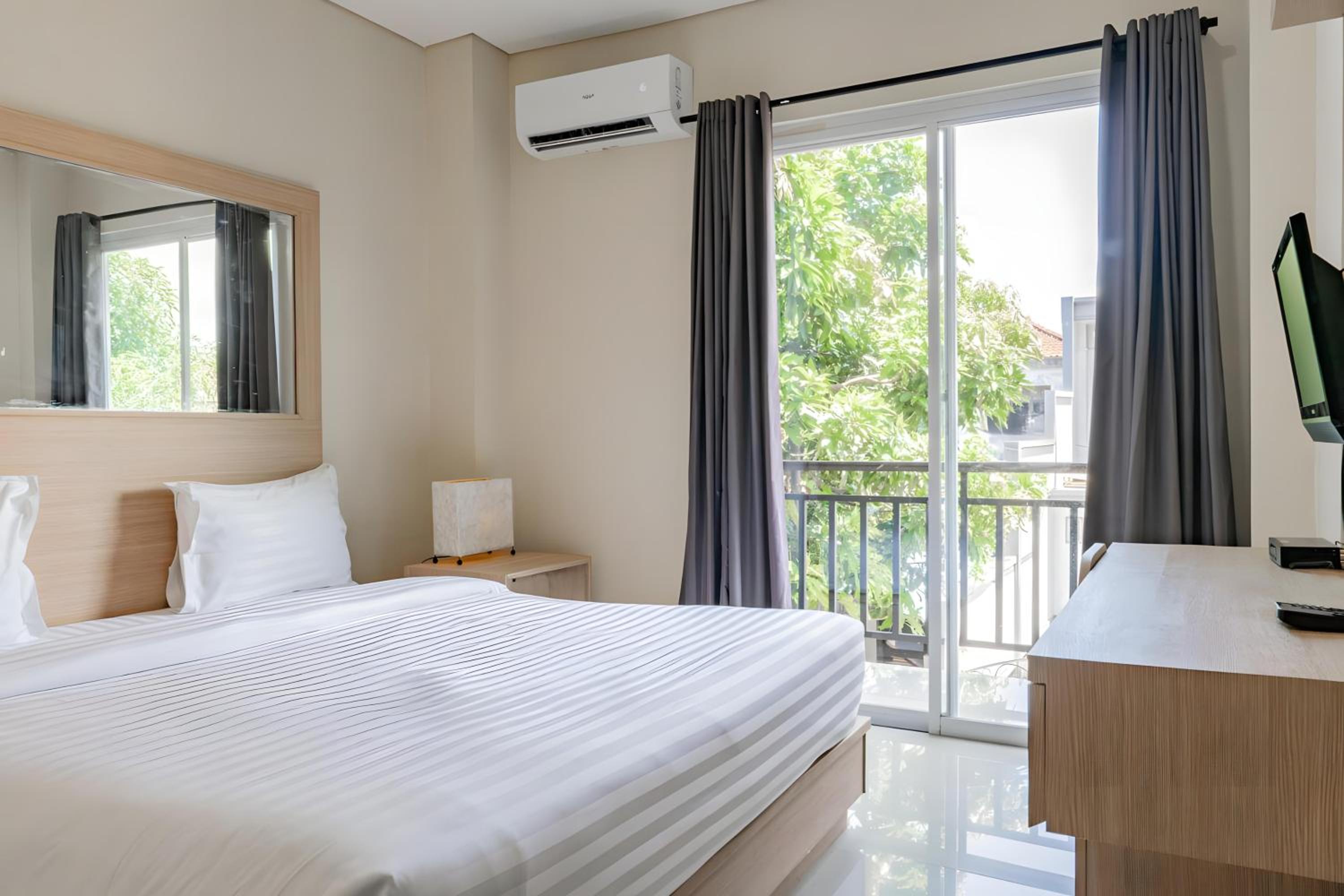 DELUXE, KING BED