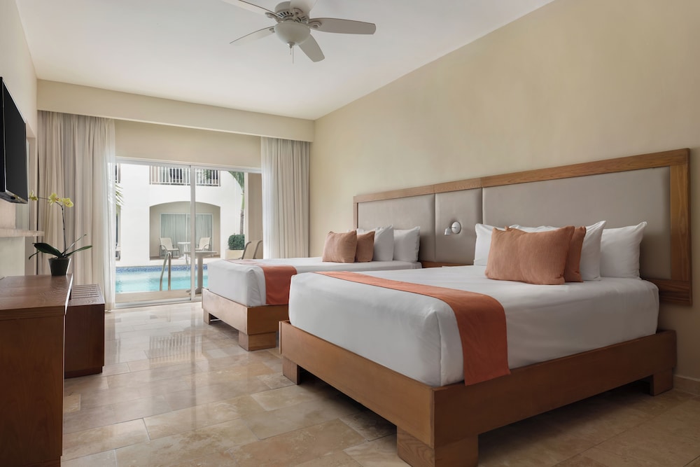 Sun Club, Swim Out, Junior Suite, King Bed