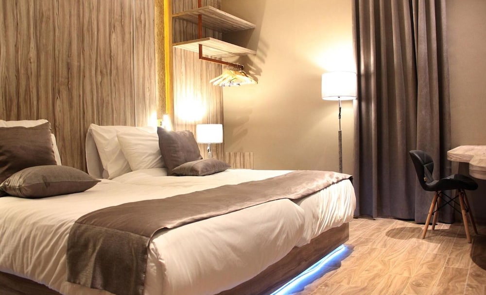 De Paris Hotel 12/47
