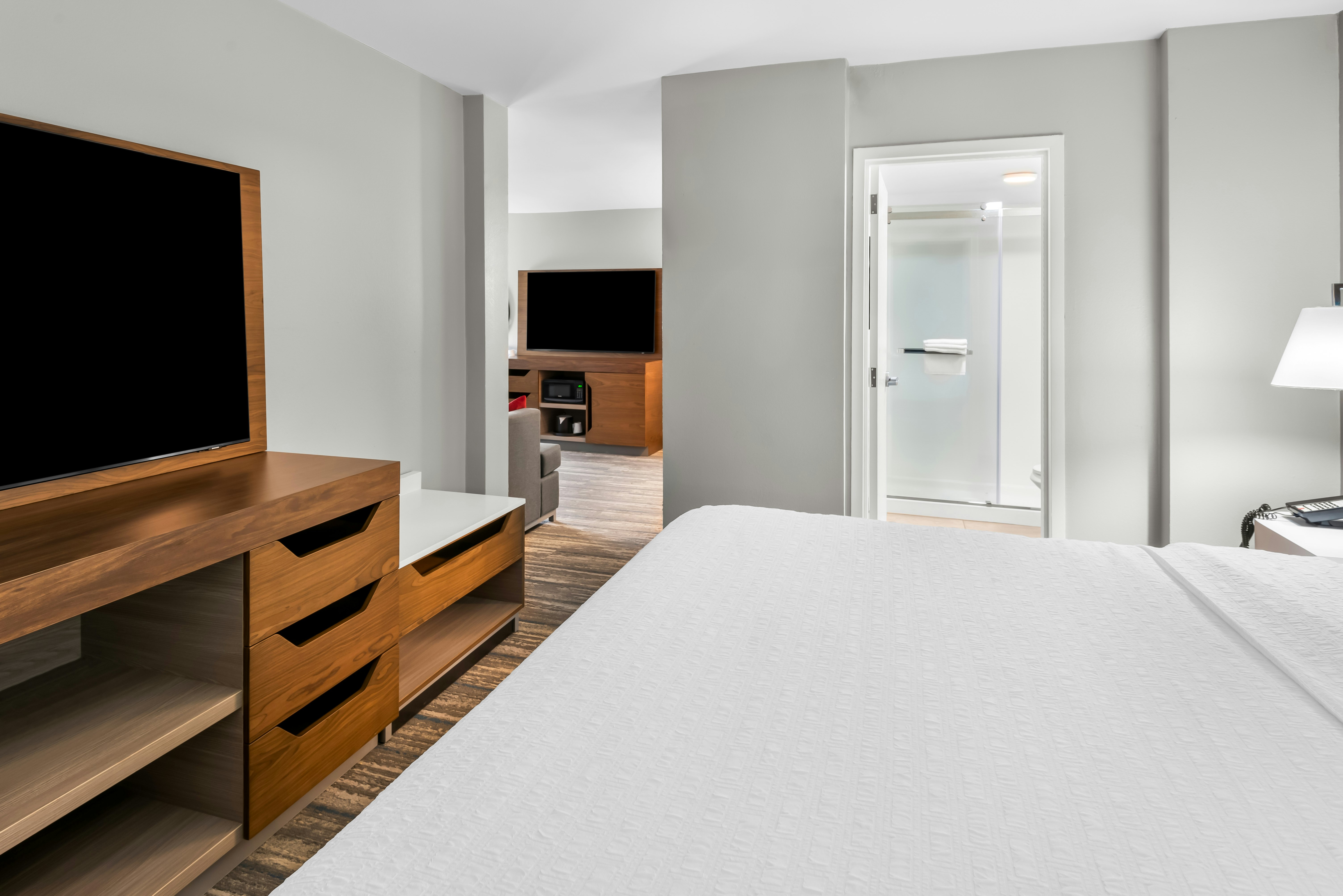1 BEDROOM, SUITE, KING BED