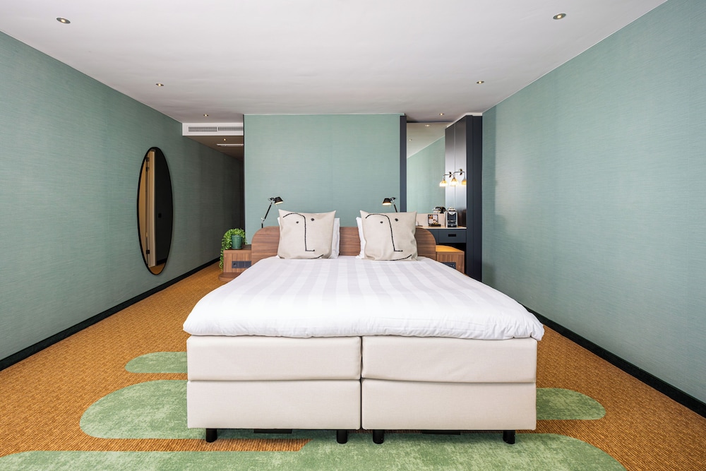 Deluxe, Triple, 1 King and 1 Single Beds