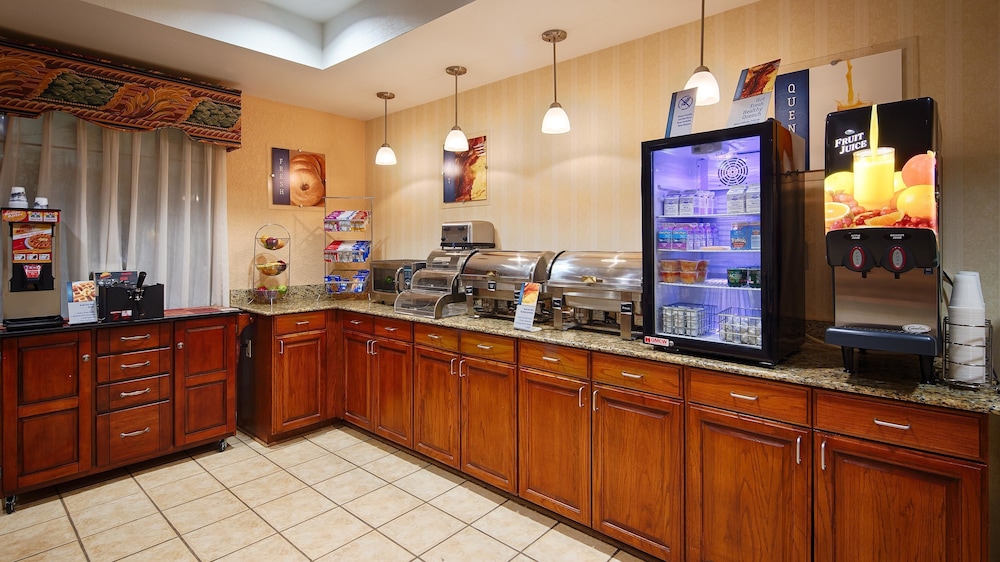 Best Western Plus Executive Hotel Suites 33/50