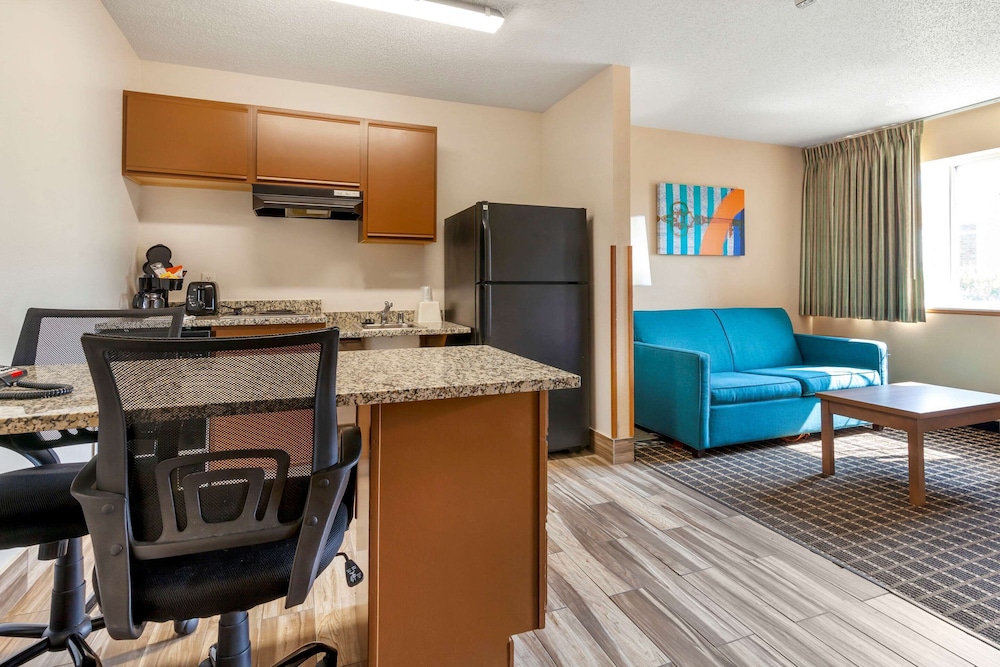 MainStay Suites Dubuque at Hwy 20 31/36