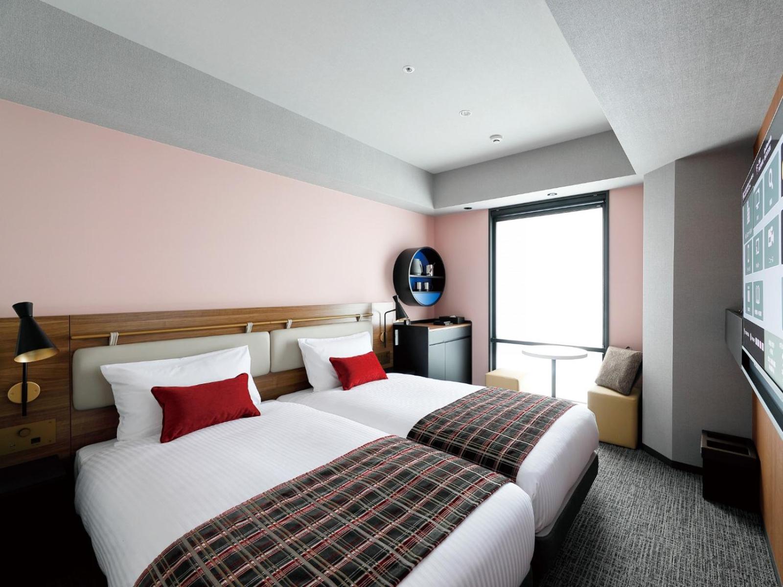 Hollywood, Twin Beds, Smoking