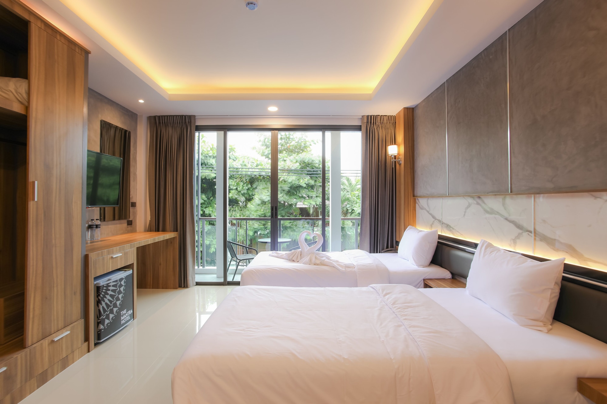 DELUXE, DOUBLE BED