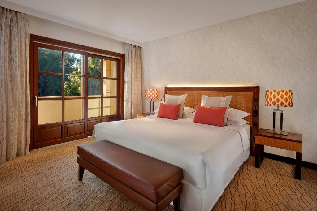 1 Bedroom, Suite, King Bed, Golf Course View, Sofa