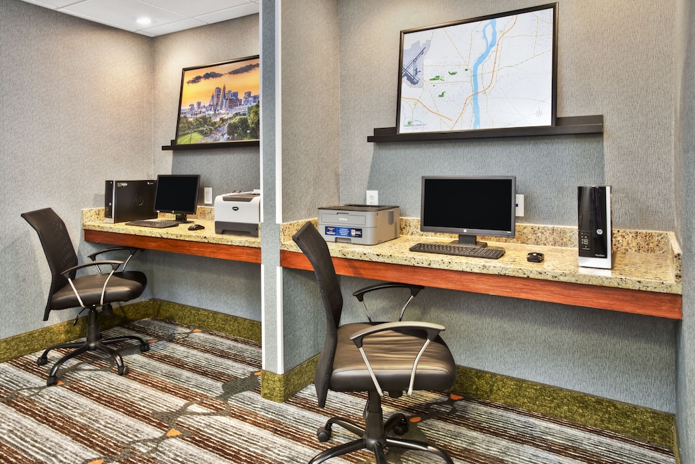 Holiday Inn Express Hotel And Suites Bradley Airport 64/74
