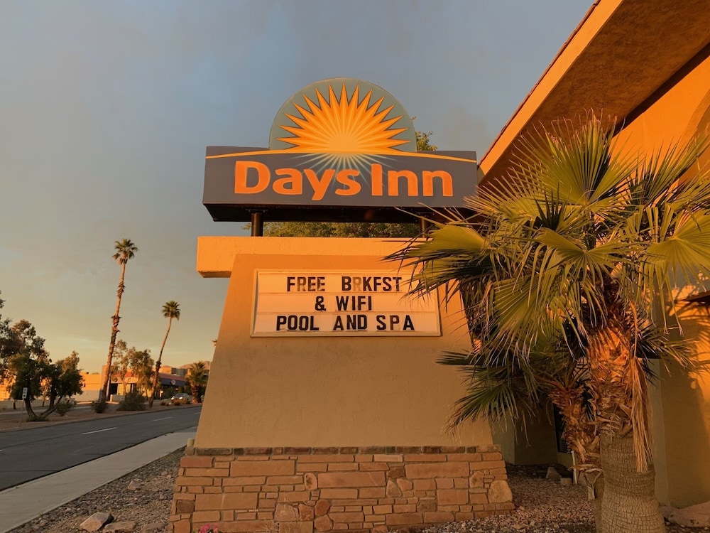 Days Inn by Wyndham Lake Havasu 8/36