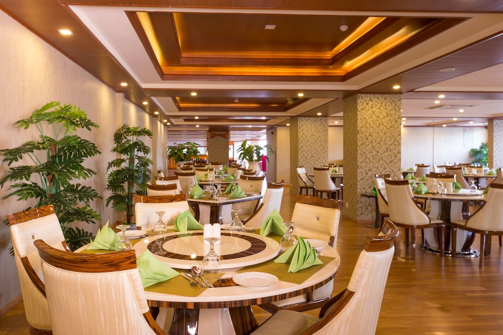 The Grand Kandyan Hotel 55/70