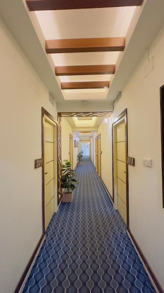 Hotel Grand Circle Inn 8/60
