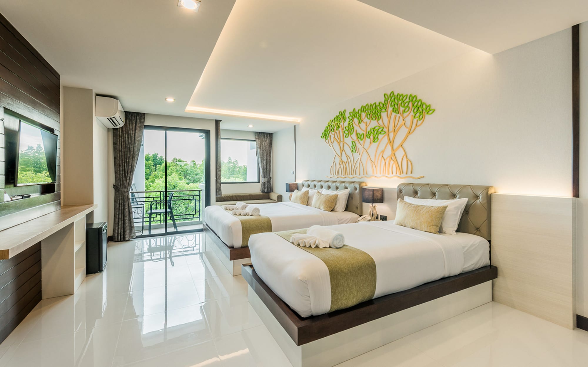 DELUXE, TRIPLE, BALCONY