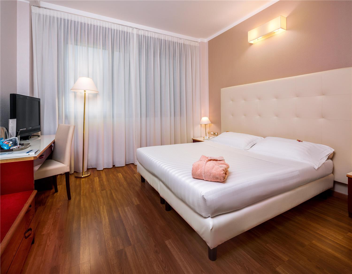 Green, King Bed