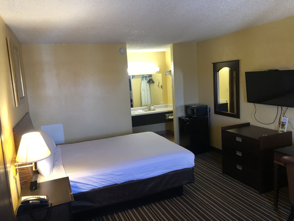 Nendels Inn and Suites Dodge City Airport 14/35