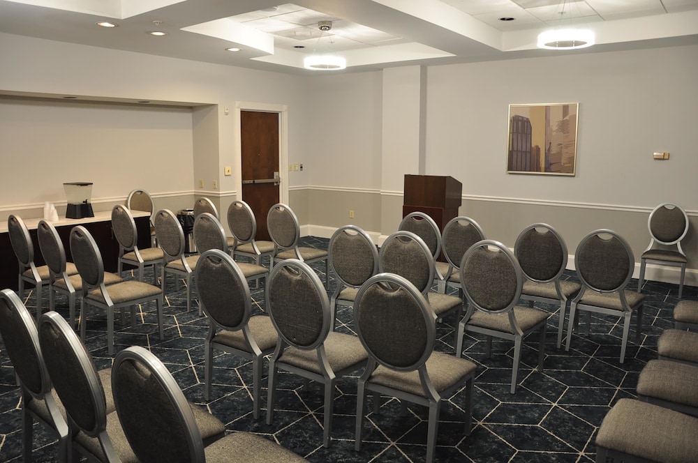 Delta Hotels by Marriott Jacksonville Deerwood 36/52