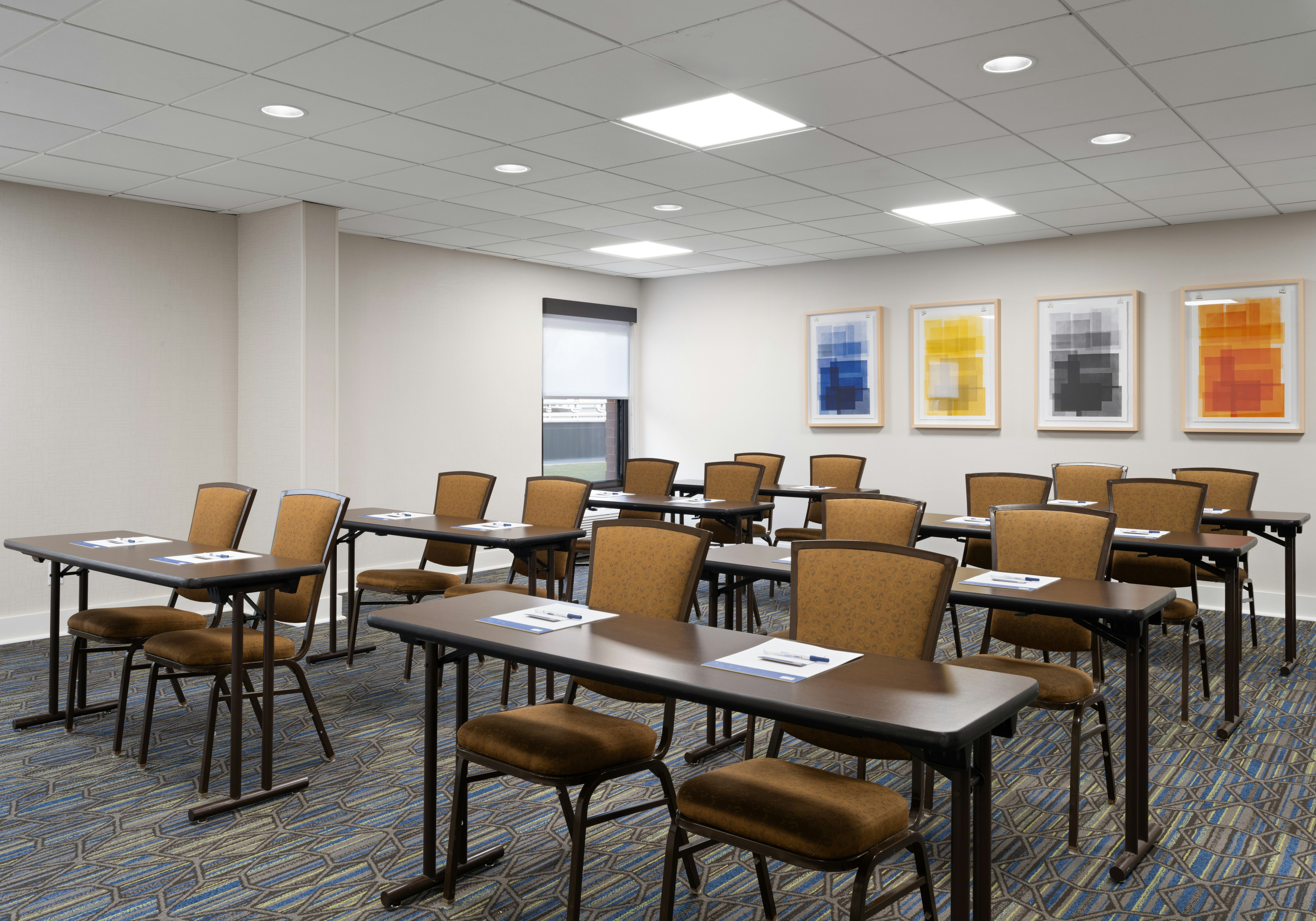 Holiday Inn Express Indianapolis Airport 72/80