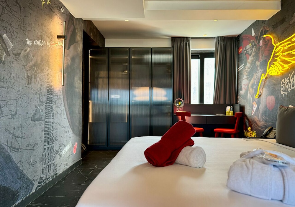 EXECUTIVE, DOUBLE OR TWIN BED